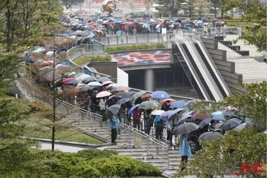 广州首家苹果零售店开业：数千果粉冒雨排队